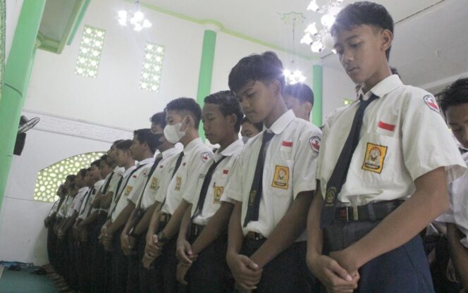 
					Pelajar SMP di Lumajang Salat Ghaib untuk Korban Tragedi Kanjuruhan