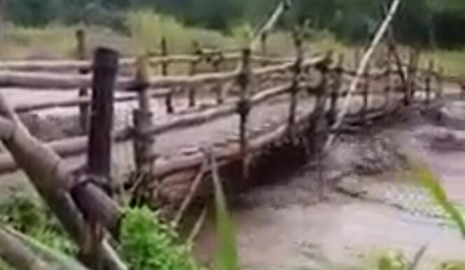 
					Banjir Lahar Hujan Semeru Putus Jembatan Desa