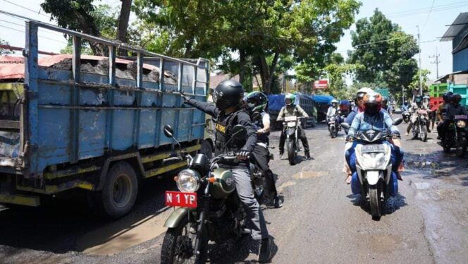
					Geramnya Cak Thoriq, Jalan Desa Hancur Gegara Truk Pasir