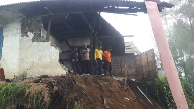 
					Hujan Empat Jam, Rumah di Lumbang Rusak Terkena Longsor