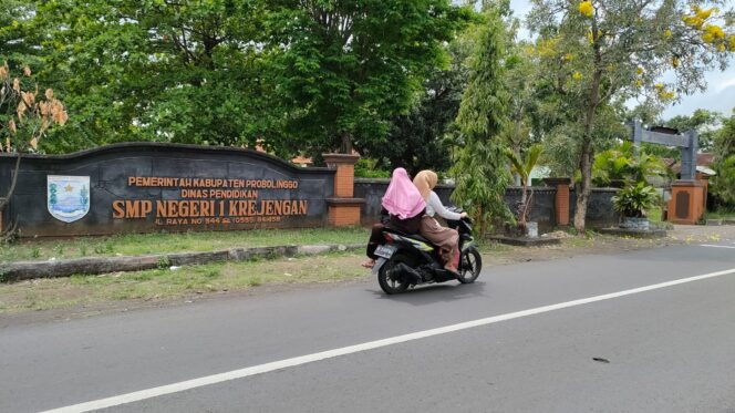 
					PENSIUN: Salah satu sekolah di Kabupaten Probolinggo yang kepseknya pensiun tahun ini. (foto: Ali Ya'lu)