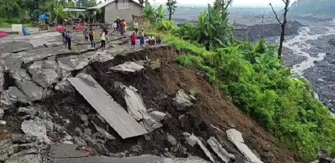 
					LONGSOR: Kondisi jalur piket nol Lumajang pasca terjadi tanah longsor. (foto: Asmadi)