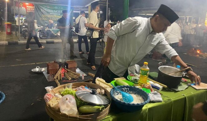 
					SARAT MAKNA: Wakil Ketua DPRD Lumajang, Bukasan, saat mengikuti lomba 'Ngeliwet' di halaman Pemkab Lumajang. (foto: Asmadi).