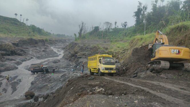 
					Kerap Macet, Jalur Alternatif Curah Kobokan Lumajang Dilebarkan