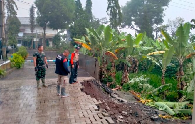 
					Hujan Deras, Pagar Tembok Kantor Camat Sukapura Ambles