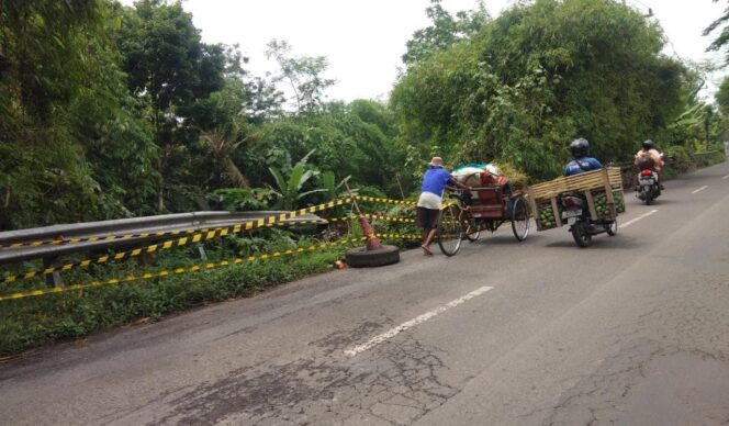 
					Tergerus Sungai, Jalan Desa di Lumajang Ambrol