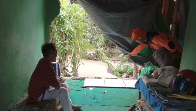 
					Tergerus Banjir, Rumah Pebecak di Bantaran Sungai Kertosono Ambrol