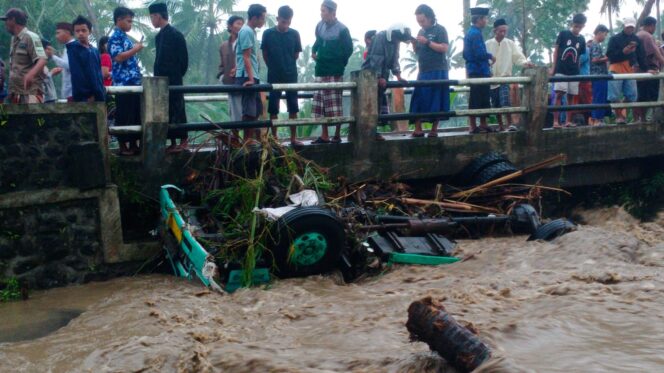 
					Diterjang Lahar Semeru, Truk Pasir Terseret hingga Guling