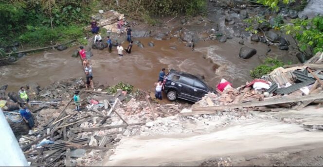 
					Rumah Tergerus Longsor di Pasuruan, Mobil dan Motor ikut ‘Ndlosor’