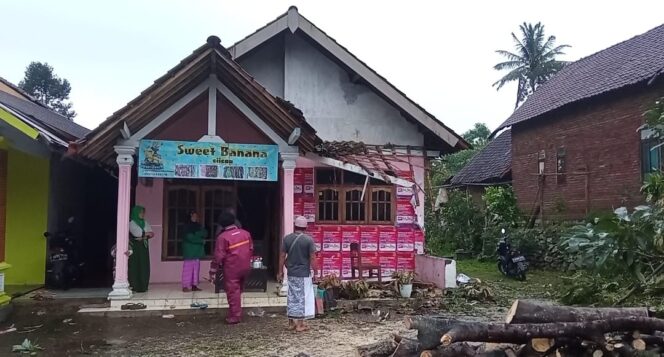 
					Puting Beliung Terjang Pasuruan, Puluhan Rumah Porak-poranda 