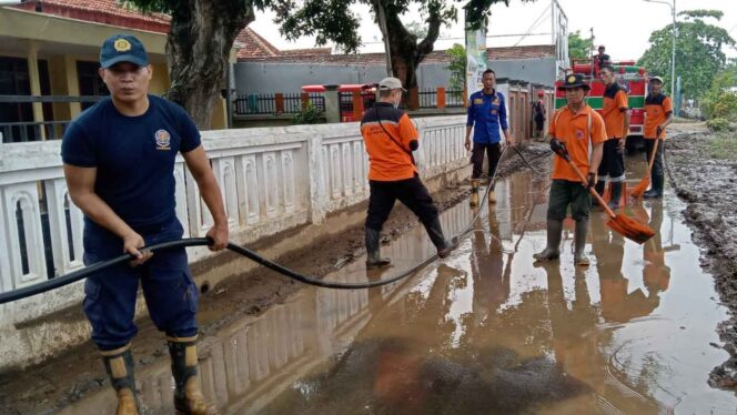 
					Pasca Banjir, Petugas Gabungan Bersihkan Material Lumpur