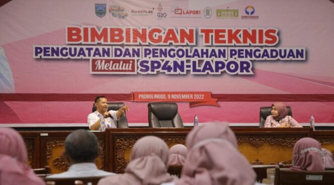 
					Dari kiri : Kepala DisKominfo Kabupaten Probolinggo Yulius Critian memberikan arahan pada peserta bimtek SP4N-Lapor. 
Kanan : Ria Amalia Pemantik Bimtek SP4N-Lapor dari Diskominfo Provinsi Jawa Timur (Foto : Ainul Jannah) 