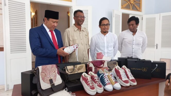 
					Sepatu Sutra Karya Kelompok Disabilitas Pasuruan Bakal Dipamerkan di G20 Bali