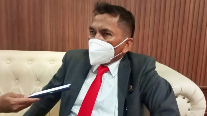 
					Wakil Ketua DPRD Kab. Lumajang, Bukasan, ikut menyoroti mahal dan langkanya pupuk di wilayahnya. (foto: Asmadi).