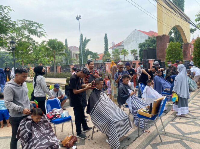 
					Tukang Cukur di Pasuruan Bantu Korban Gempa Cianjur