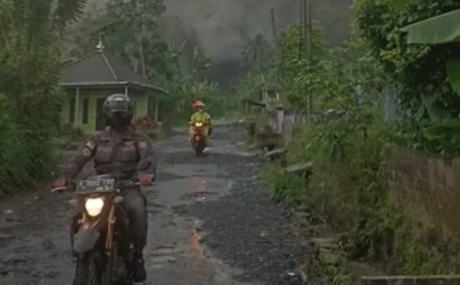 
					Ribuan Warga di Lereng Semeru Diungsikan