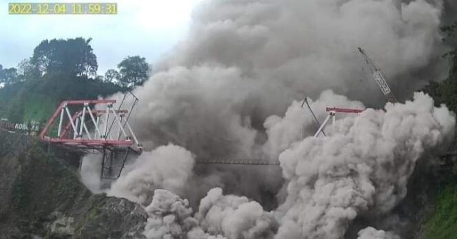 
					Jembatan Penghubung Lumajang-Malang Rusak