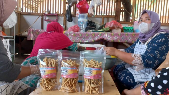 
					Emak-emak Sulap Duri Ikan Jadi Cemilan Gurih