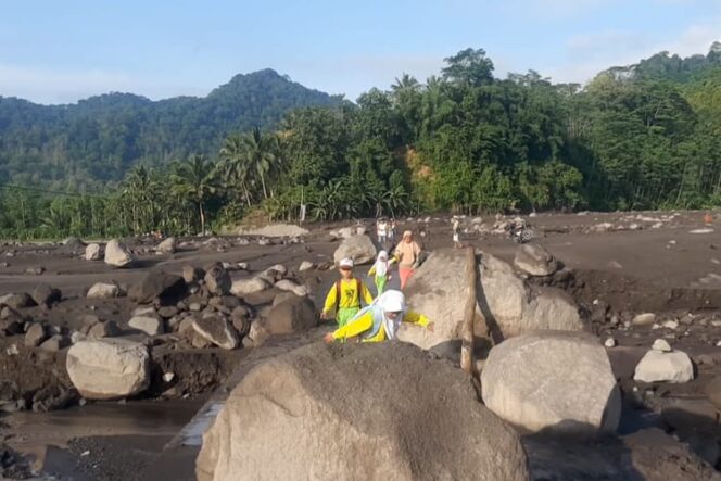 
					Siswa Nekat Seberangi Sungai Aliran Erupsi Semeru