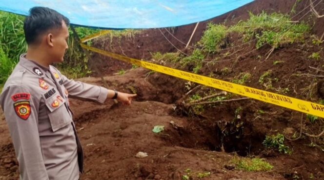 
					Empat Pekerja Tertimpa Tebing Longsor, Satu Tewas