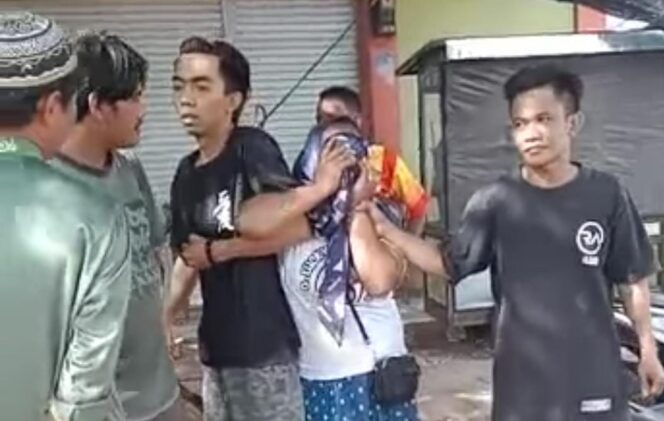 
					Viral! Warga Tangkap Emak-emak Spesialis Pencuri Toko di Banyuanyar