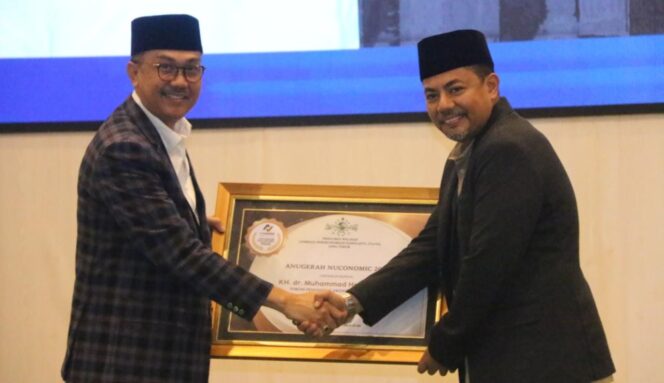 
					Gus Haris Diganjar Penghargaan Anugerah NUConomic 2022, Kategori Tokoh Penggerak Ekonomi Pesantren 