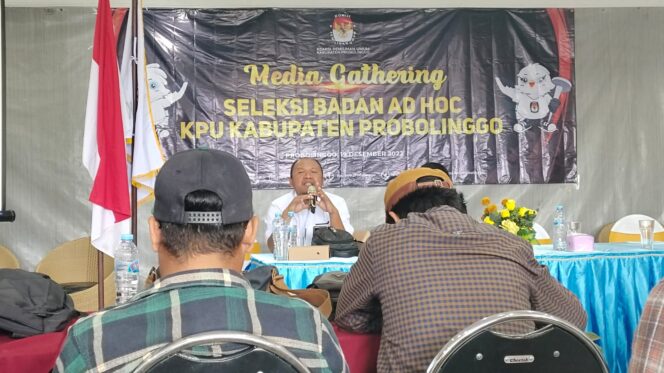 
					GANDENG MEDIA: Komisioner KPU Kabupaten Probolinggo, Aliwafa, saat sharing bersama wartawan dalam Media Gathering. (foto: Ali Ya'lu).