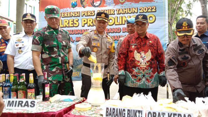 
					Jelang Akhir Tahun, Ribuan Botol Miras dan Okerbaya Dimusnahkan 