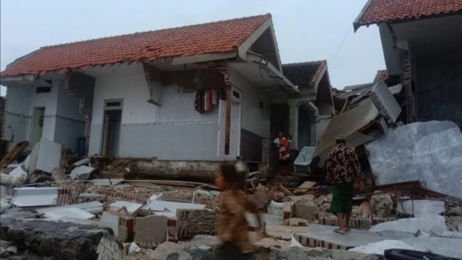 
					Cuaca Ekstrem, Belasan Kapal dan Rumah di Pulau Giliketapang Rusak