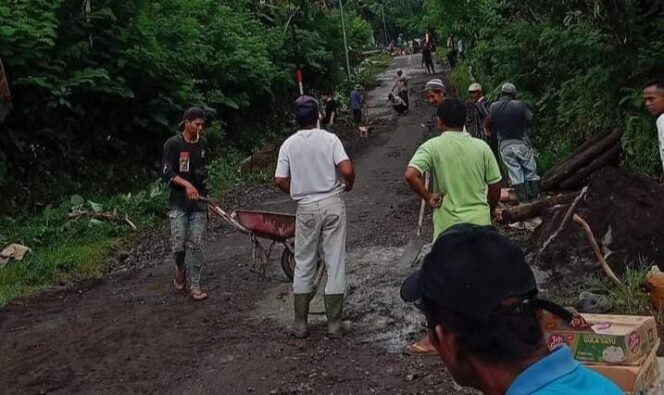 
					Lelah Tunggu Pemerintah, Warga Lumajang Swadaya Perbaiki Jalan Rusak