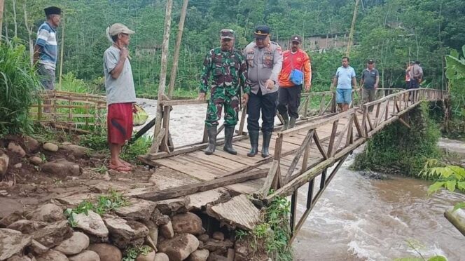 
					Jembatan Nyaris Putus hingga Tanah Longsor Terjadi di Probolinggo