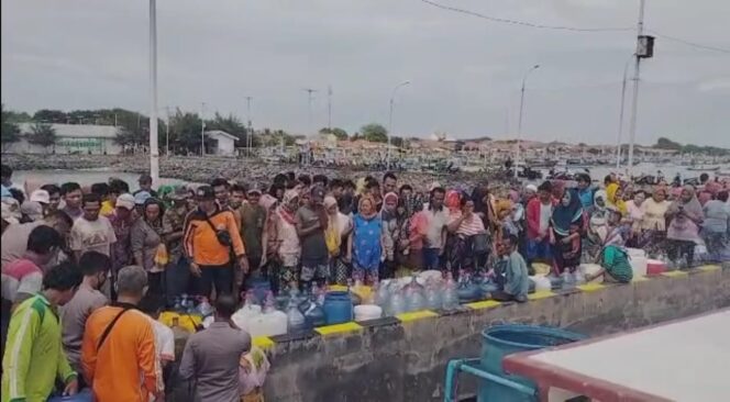 
					Pipa PDAM Rusak, Warga Giliketapang Kesulitan Air Bersih
