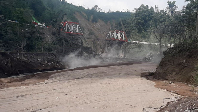 
					Jembatan Gantung Gladak Perak Ditutup untuk Umum