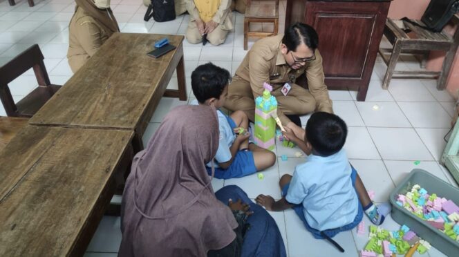 
					Kadisdikdaya Kunjungi Pelajar Korban Sodomi