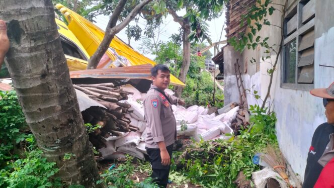 
					Jalan Sempit, Truk Sarat Muatan Pupuk Subsidi Terjungkal di Wangkal Gading