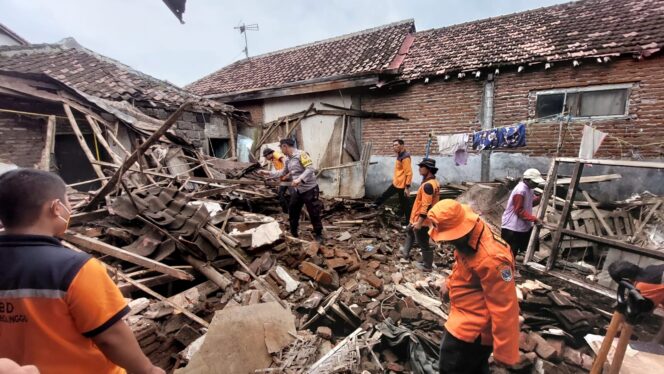 
					Rumah Nenek di Triwung Kidul Ambruk