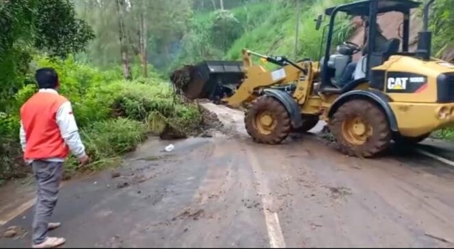 
					Hati-hati! Longsor Terjadi di 5 Titik Akses Menuju Gunung Bromo
