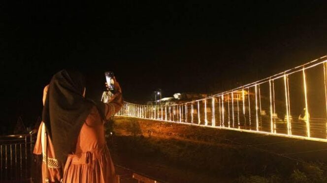 
					EKSOTIS: Ekstotika kawasan Buper Glagah Arum Lumajang saat malam hari. (foto: Asmadi)