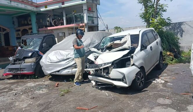 
					Sopir Ngantuk Tetap Nyetir, Xenia Tabrak Truk Pertamina