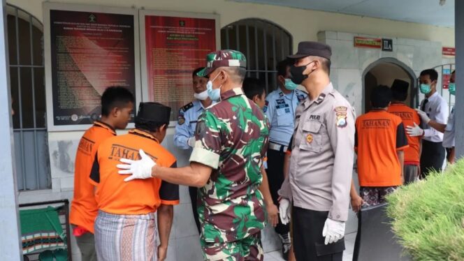
					379 Narapidana Dibebaskan, Rutan Kraksaan Tetap Overload 