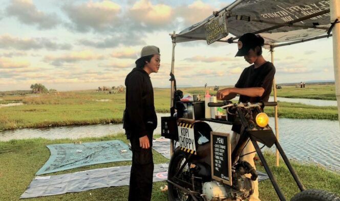 
					Mengunjungi Padang Savana Pandanwangi Lumajang, Nikmatnya Kopi Berbalut Sunset 