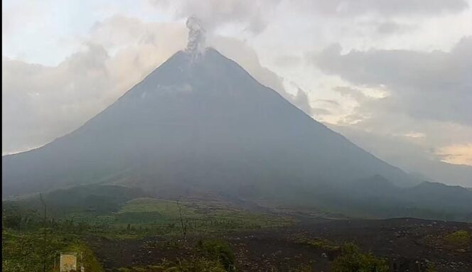 
					Kondisi Gunung Semeru di Lumajang, Tiap 6 Jam Alami Erupsi