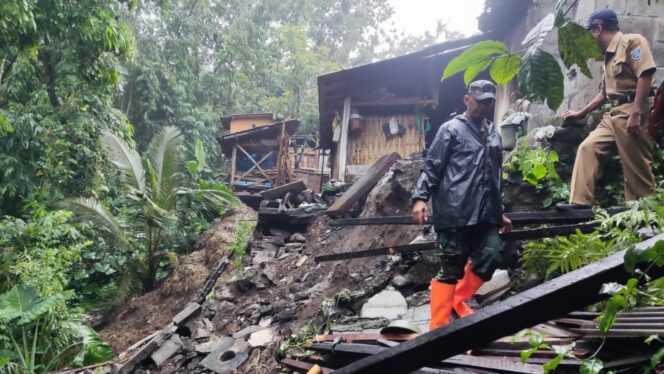 
					Hujan Sejak Siang, Dapur Warga Lumbang Rusak Kena Longsor