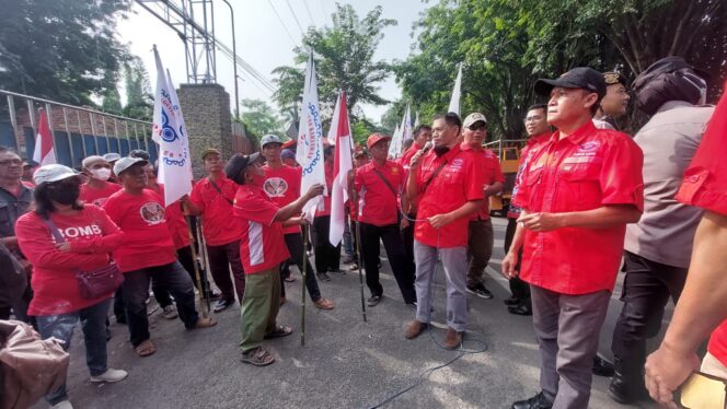 
					TUNTUT HAK: Eks Karyawan PT. Kertas Leces saat demo di depan pabrik, 19 Januari 2023. (foto: Hafiz Rozani)