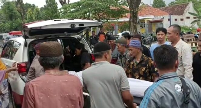 
					DIKEBUMIKAN: Jasad IMF dihantarkan ratusan santri saat akan dikebumikan, Kamis, 1 Januari 2023. (foto: Asmadi)