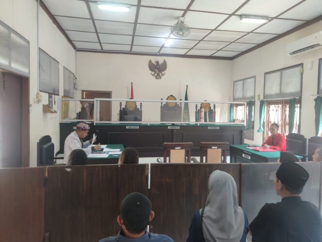 
					Suasana persidangan Aurilia Putri Cristyn (20), dengan Adi Suganda (23), di Penghadilan Negeri Kota  Probolinggo (foto : Hafiz Rozani) 