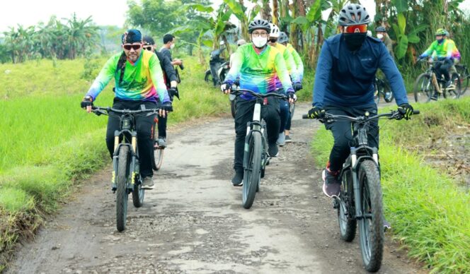 
					HIDUP SEHAT: Inisiator Genggong Go Green Carnival, Gus dr. Haris; Kajar Probolinggo David P. Duarsa dan Pengasuh PZH Genggong, KH. M. Hasan Mutawakkil Alallah saat mengikuti Genggong Go Green Carnival tahun lalu. (foto: dok)
