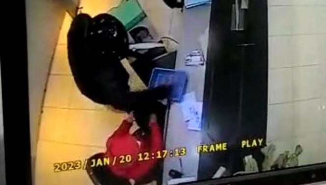 
					TEREKAM: Aksi perampok terekam CCTV yang dipasang dalam kantor bank. (foto: Screenshot video CCTV)