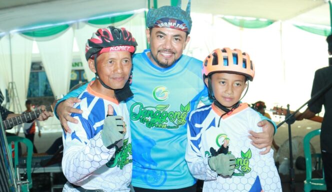 
					Suryadi dan anaknya berfoto mengapit inisiator Genggong Go Green Carnival 2023, Gus dr. Haris. (foto: Kominfo PZH Genggong).