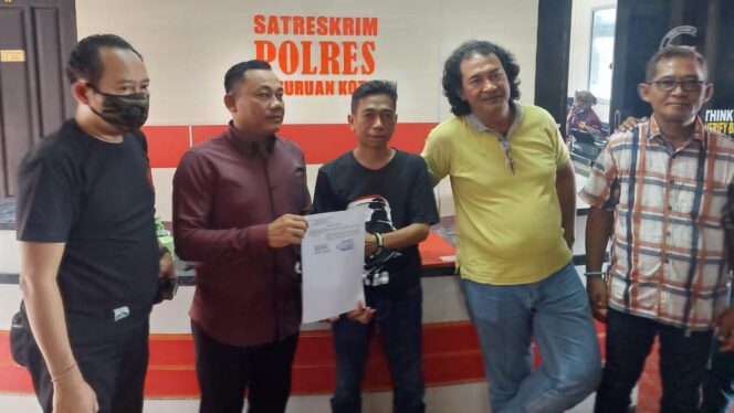 
					LAPORAN: Aktivis PORTAL usai melaporkan belasan tambang yang diduga ilegal ke polisi. (foto: Moh. Rois)
